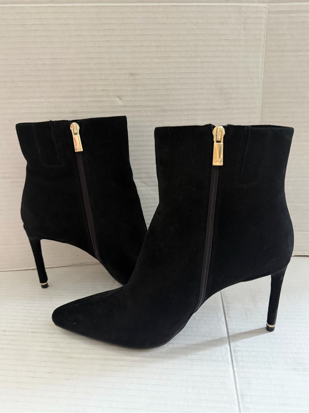 Kenneth Cole Women’s  quincy suede black heel ankle boots 9.5